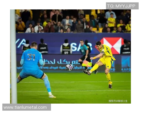 怀念足球巨星的辉煌岁月与永恒精神的追思